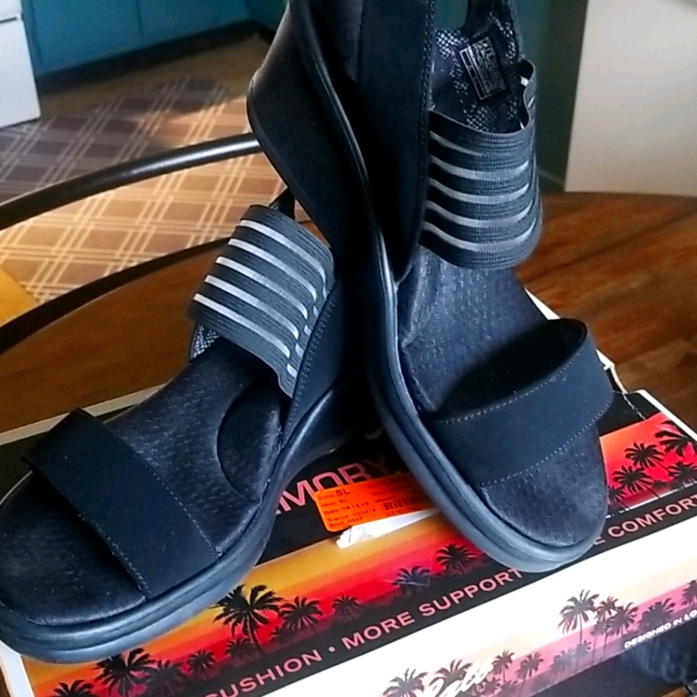 Skechers Cali with memory farm